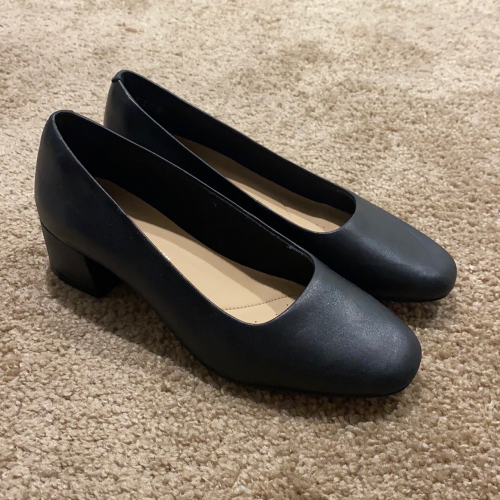 Clark’s cushion basic short heel black work shoes